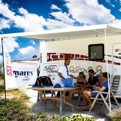 Obytn&yacute; vůz CAMPER RV pro 4 osoby + řidiče
