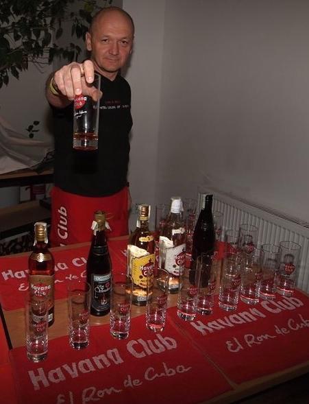 Kub&aacute;nsk&yacute; rum chutn&aacute; nejl&eacute;pe na Kubě, bez ledu, nejl&eacute;pe po par&aacute;dn&iacute;m ponoru